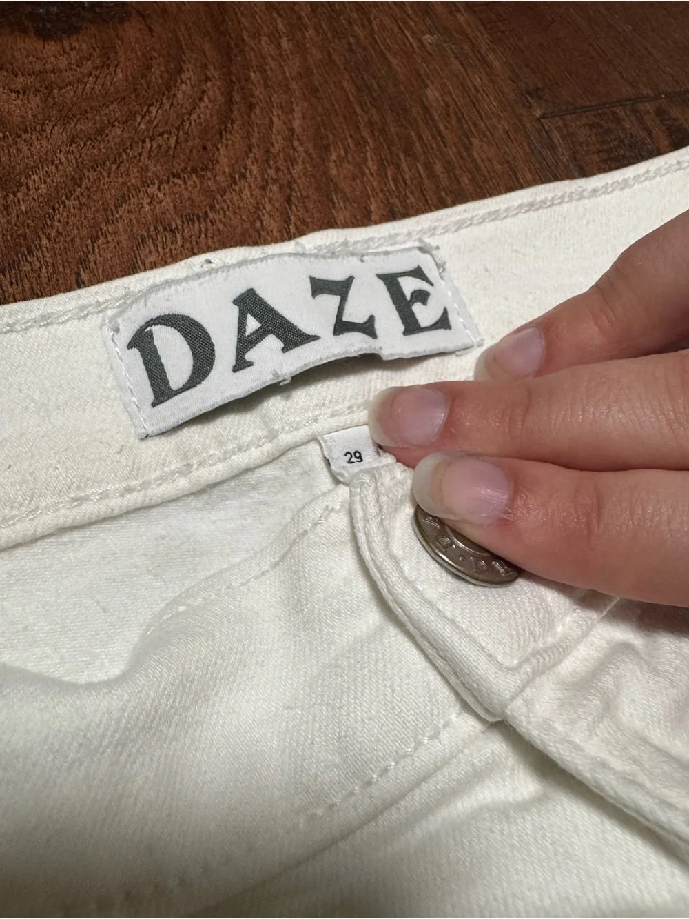 DAZE White Distressed High-Rise Jeans! Size 29! - Picture 5 of 10